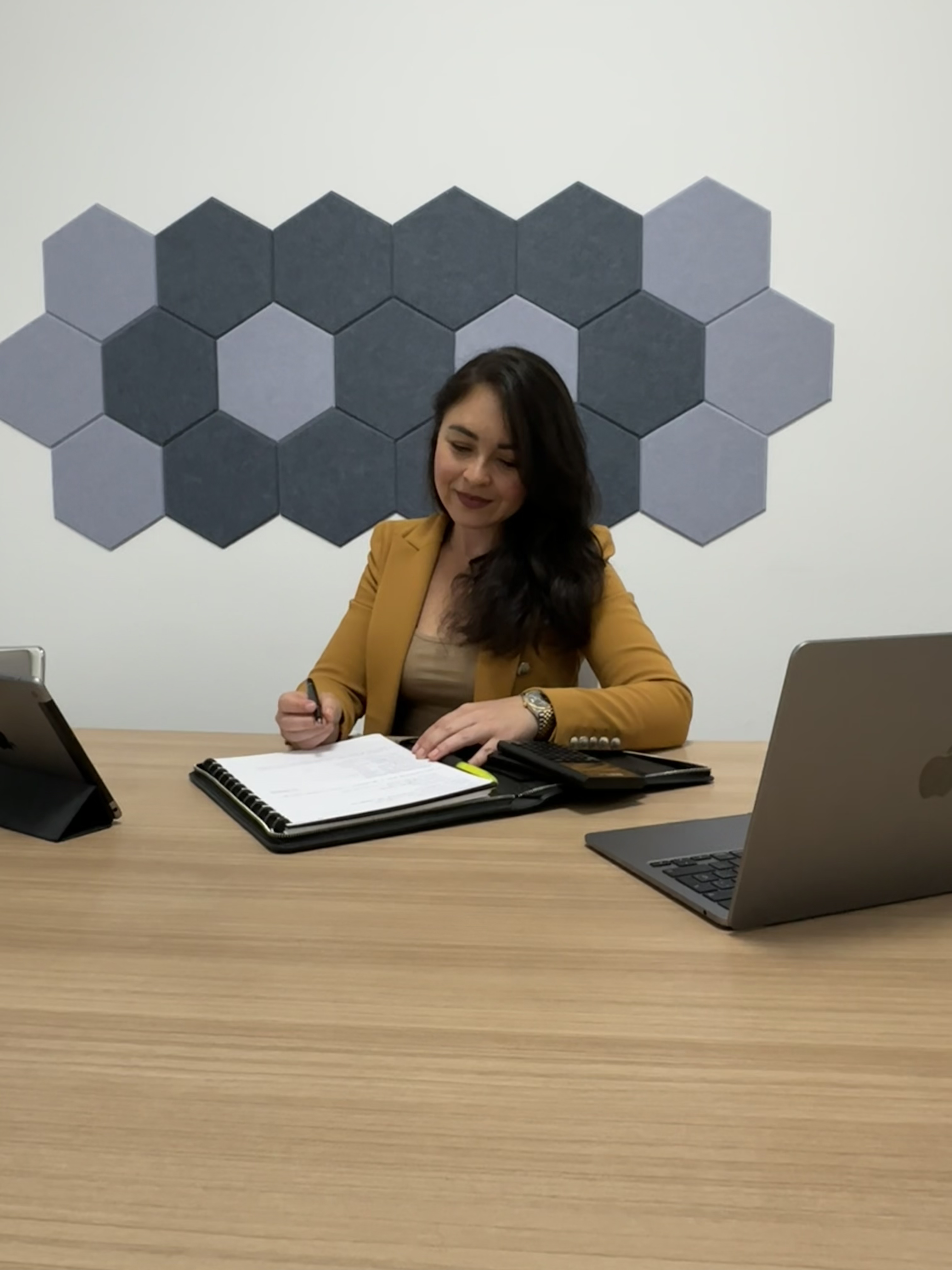 Lola Noriega en su oficina - Consultora Financiera